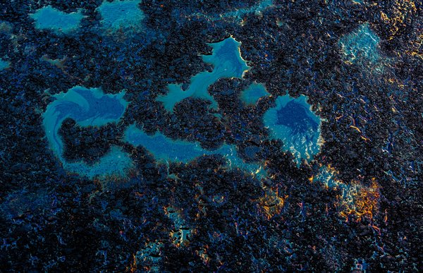 Quels produits sont efficaces pour enlever les taches de carburant sur les coques de bateaux?